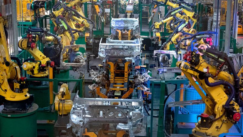 Eine Karosserieschweißerei im russischen Renault-Werk, in der die Modelle Logan, Sandero, Arkana und Duster hergestellt werden.