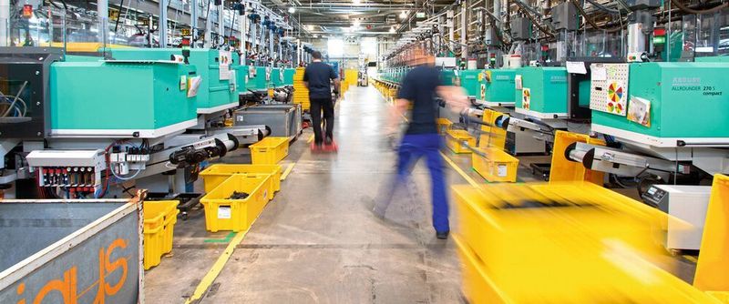 Insgesamt 500 neue Spritzgussmaschinen werden bei Igus in Köln aufgestellt; 100 ältere Spritzgussmaschinen wurden gegen 40 Prozent energieeffizientere getauscht.