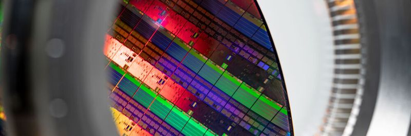Ansicht eines Silizium-Wafers durch ein spezielles Linsenelement während des Lithografieprozesses. Nach Angaben von ASML-Chef Peter Wennink wird es Jahre dauern, bis die Lithografiemaschinenbranche in der Lage sein wird, den gesteigerten Bedarf nach neuen Anlagen zur Chipfertigung in vergleichbarem Maß zu bedienen.