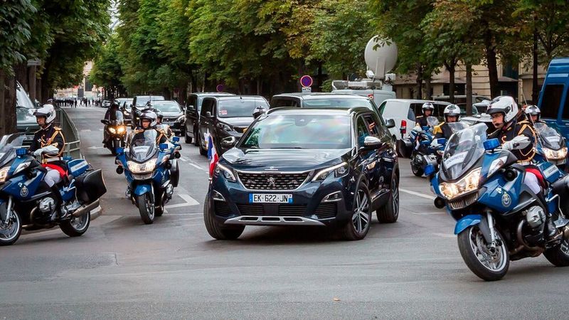 Frankreichs Präsident Emmanuel Macron im Peugeot 5008.