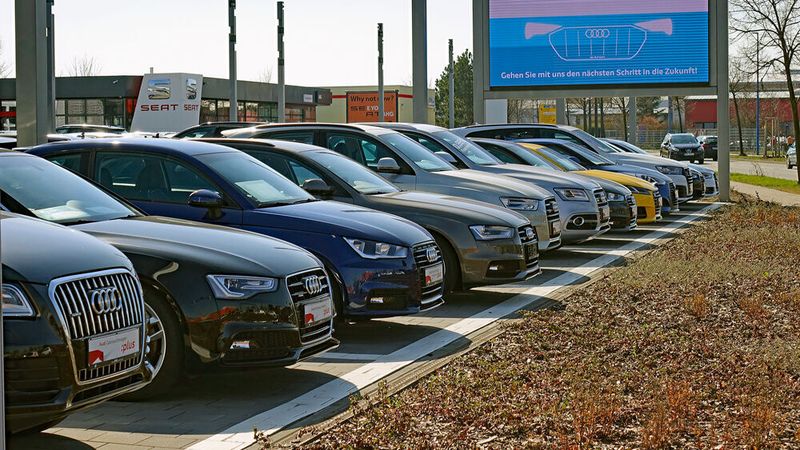Die Corona-Pandemie und die Chipkrise hatten maßgeblichen Einfluss auf die Verfügbarkeit von Neuwagen und auf die Preise von Gebrauchtwagen. Darauf haben auch die Autofahrer reagiert, und sind bereit, mehr Geld für ein neues Fahrzeug auszugeben.