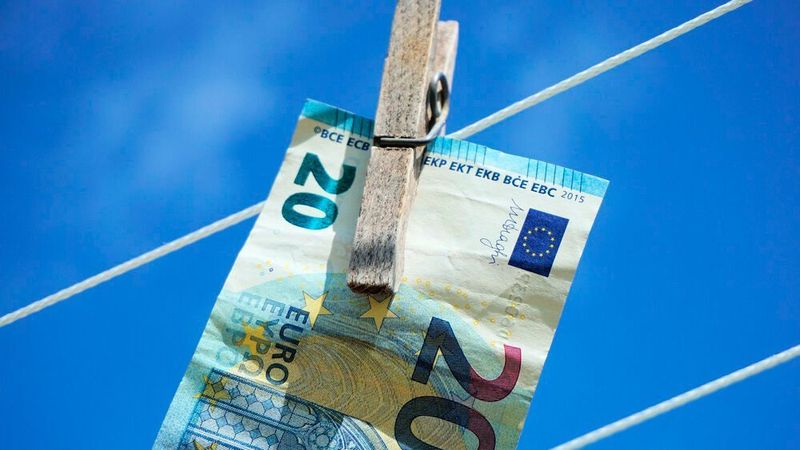 Weil es beim Autokauf um beträchtliche Beträge geht und dieser als Handel mit hochwertigen Gütern gilt, unterliegt das Geschäft dem Geldwäschegesetz. Know-how rund um die Geldwäscheprävention erhalten Händler auf einem TAK-Seminar.