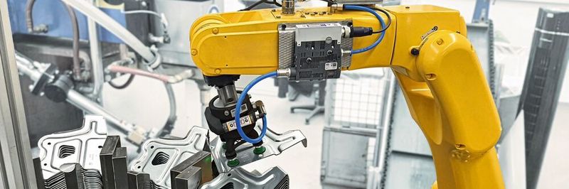 Mithilfe des Leichtbaugreifers SLG von Schmalz entnimmt der Roboter die gestanzten Bleche zuverlässig einzeln vom Stapel.