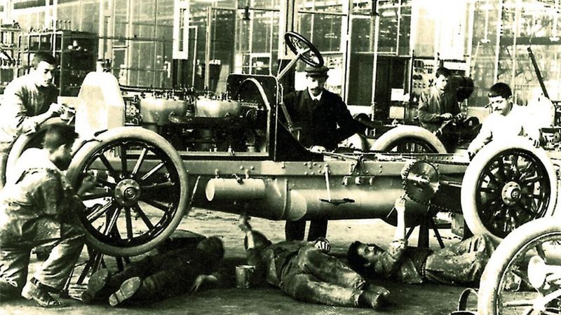 Per Pinsel trugen die Arbeiter in den Herstellerwerken und auch die ersten Lackierer in den Reparaturwerkstätten die Farbe auf, wie hier um 1910.