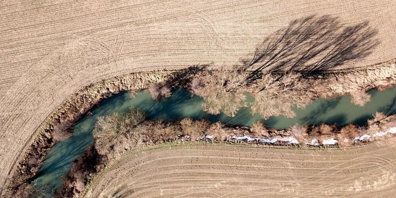 Oberflächengewässer können durch die unterschiedlichsten Substanzen belastet werden, z. B. durch Pestizidreste, die von Feldern ausgewaschen werden.