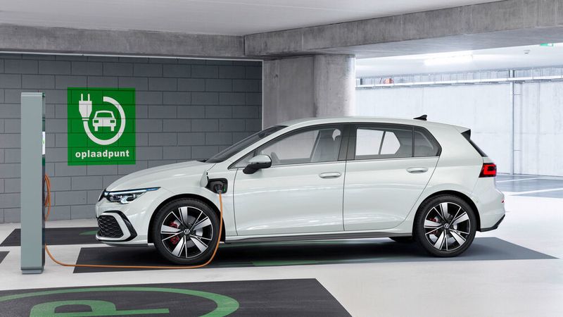 Auch die Plug-in-Hybrid-Version des VW Golf muss in die Werkstatt.