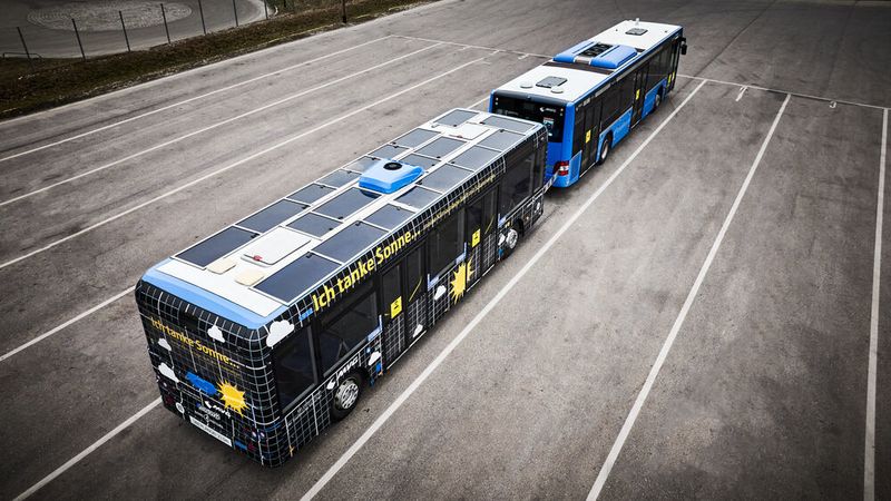 Die Solaranlage auf dem Dach des Busanhängers hat eine Fläche von rund 12 Quadratmetern.