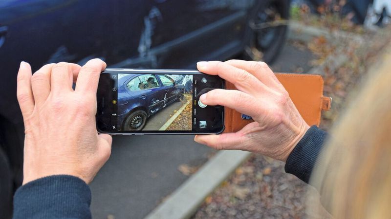 Ein paar Fotos, den Fahrzeugschein einscannen und schon läuft es: Von der Schadenkalkulation bis zur Terminvereinbarung lässt sich alles über die Fiasco-App regeln.