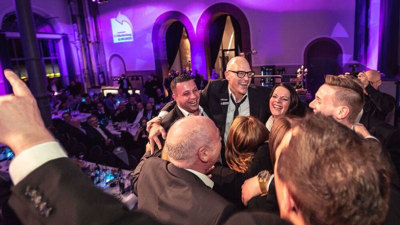 Es darf gejubelt werden: Am 26. April 2022 verleiht »Gebrauchtwagen Praxis« zusammen mit Autoboerse.de, Dekra und Real Garant live den Gebrauchtwagen Award 2022.