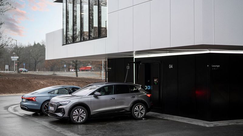 Bei Nürnberg hat Audi in diesem Frühjahr seinen ersten Charging Hub eröffnet und die Ladestation mit einer Lounge kombiniert.