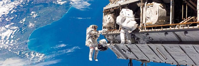Auf der Raumstation ISS arbeiten NASA, ESA und auch die russische Roskosmos zusammen. In Zeiten des Krieges nicht ungefährlich.