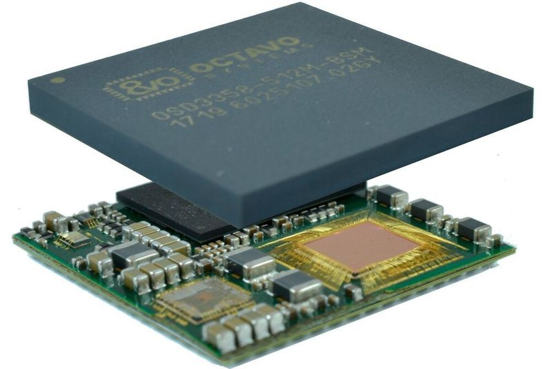 Ein System-in-Package integriert alle für ein Subsystem nötigen Komponenten auf kleinstem Raum, so dass es zum Beispiel in ein herkömmliches BGA-Gehäuse passt – wie hier das SiP des texanischen Herstellers Octavo Systems. Der Mikrocontroller wird dabei ungehäust als Die verarbeitet.