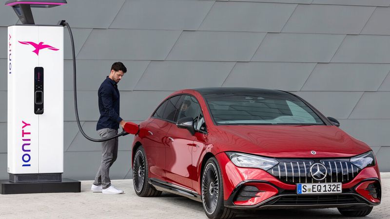 AMG EQE 43 mit über 500 Kilometer theoretischer Reichweite in Hyazinthrot Metallic.