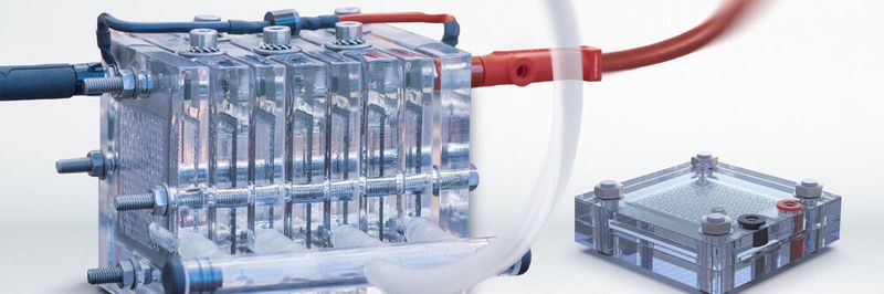 Versuchsaufbau einer Brennstoffzelle im kleinen Labormaßstab, wie sie zu Forschungszwecken verwendet wird.