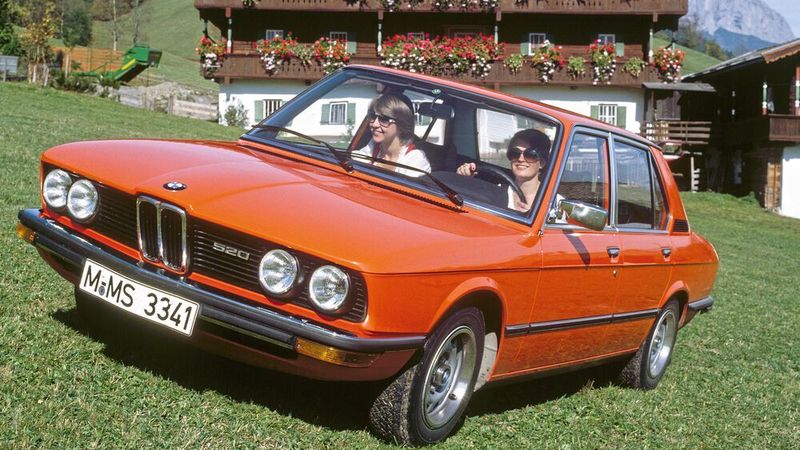 Obwohl es den 5er E12 anfangs nur mit den bekannten Vierzylindermotoren des Vorgängers, der sogenannten Neuen Klasse gab, anvancierte er schnell zum Erfolgsmodell. Insgesamt baute BMW 722.435 Exemplare der ersten 5er-Reihe.