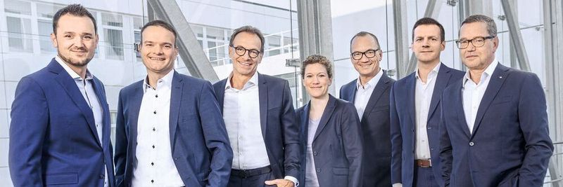 Freuen sich über ein Rekordergebnis: Die Wago Geschäftsführung (v. l.) Yannick Weber (COO), Dr. Karsten Stoll (CTO Interconnection), Jürgen Schäfer (CSO), Kathrin Fricke (CHRO), Christian Sallach (CMO/CDO), Dr. Heiner Lang (CEO) und Axel Börner (CFO).