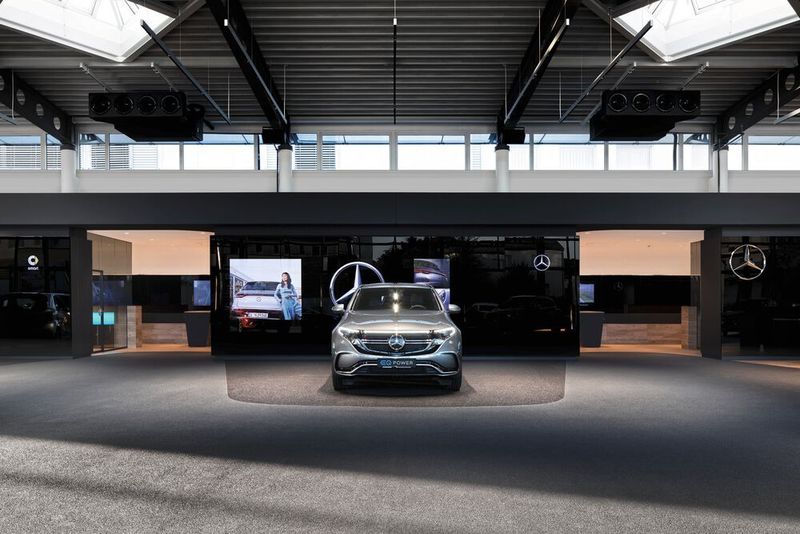 Mercedes-Autohäuser sind aktuell häufig großflächige Verkaufstempel.