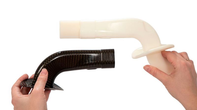 Der Kern des Dornbiegewerkzeuges besteht aus dem härtesten SLA-Harz von 3D Systems, Accura AMX Durable Natural. Er hält wiederholtem Biegen und Walken stand, so dass er leicht aus dem Kohlefaser-Bauteil herausgelöst werden kann.