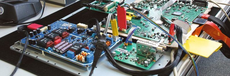 Baugruppen testen: Die Entwicklungs- und Testzeiten verkürzen sich und die Komplexität nimmt zu. Mit einem speziellen Ansatz lässt sich der komplette Lebenszyklus einer Baugruppe überwachen.