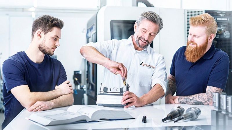 Vor Ort, wenn man sie braucht und immer eine Lösung bereit: die CERATITZIT Anwendungstechniker erarbeiten zusammen mit ihren Kunden die beste Bearbeitungsstrategie.