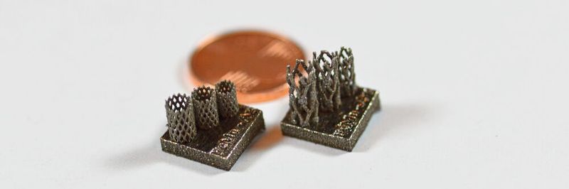 Prototypen von Stents aus einem Eisen-Mangan-Silber-Mischmaterial, die mittels Laserstrahlschmelzen (LPBF) gefertigt wurden. Zum Größenvergleich dient eine 1-Cent-Münze.