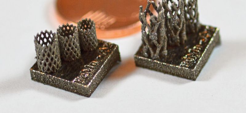 Prototypen von Stents aus einem Eisen-Mangan-Silber-Mischmaterial, die mittels Laserstrahlschmelzen (LPBF) gefertigt wurden. Zum Größenvergleich dient eine 1-Cent-Münze.