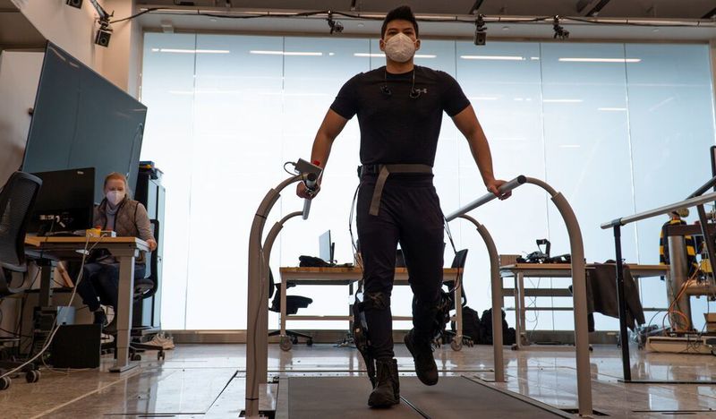 Test eines Knöchel-Sprunggelenk-Exoskeletts im Neurobionik-Labor der Universität Michigan. Die Träger haben die Möglichkeit, die Einstellungen direkt zu verändern und Präferenzen selbst zu berücksichtigen.