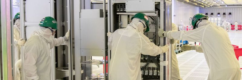Intel-Ingenieure beim Einrichten einer neuen Lithographie-Resist-Anlange in Fab 34 im irischen Leixlip. Intel, Micron und ADI haben sich in einer Grundsatzerklärung dazu verpflichtet, gewisse Bemühungen im Bereich der IC-R&D und des Prototypings gemeinsam zu betreiben. Ziel sei die genrelle Stärkung der US-amerikanischen Halbleiterindustrie.