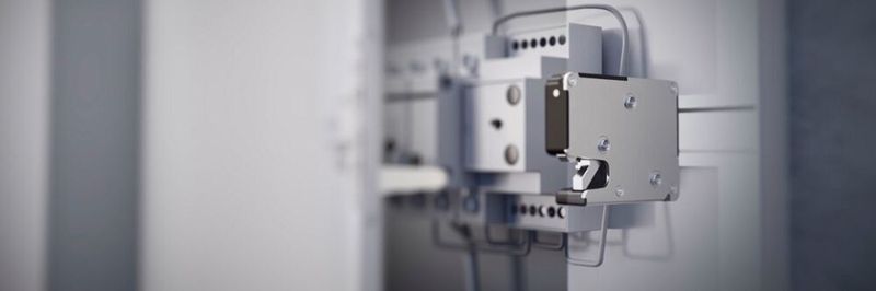 Der elektronische Drehfallenverschluss wird im Rahmen des Gehäuses angebracht und ist von außen nicht sichtbar.