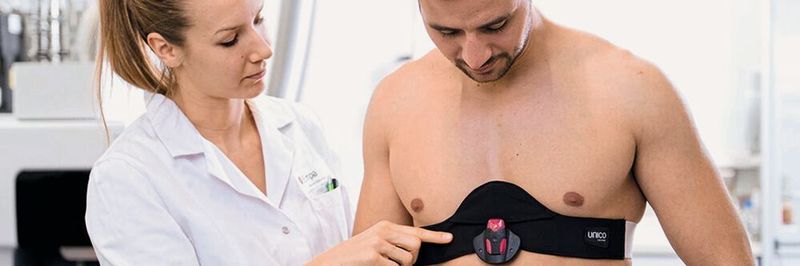 Diagnose-Gurt: Die ETH-Zürich/Empa-Masterstudierenden Kerstin Kündig und Michael Bürgisser evaluieren die Datenmessung des Sensor-Gurts.