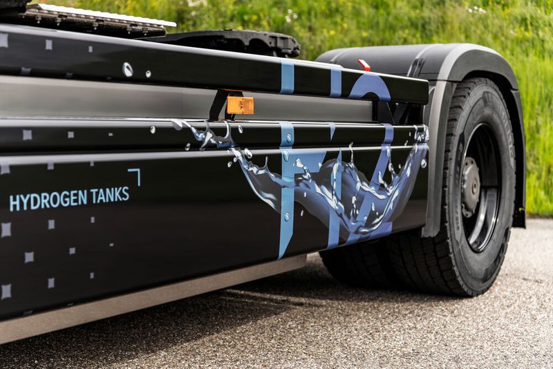 Versuchsträger von Daimler Truck mit Wasserstoff-Brennstoffzelle an Bord.