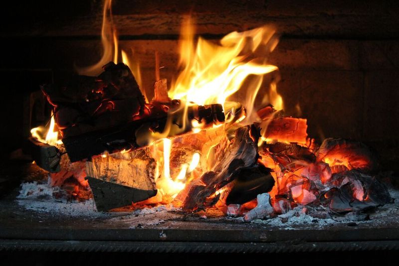 Behaglich-romantisch ist ein Holzfeuer. Doch sorgt es auch für Feinstaub und andere üble Emissionen. Zwar gibt es Möglichkeiten diese zu verringern, doch hatten diese bisher ihre Probleme. Forschende aus Karlsruhe halten mit ihrem verbesserten CO/HC-Sensor nun dagegen.