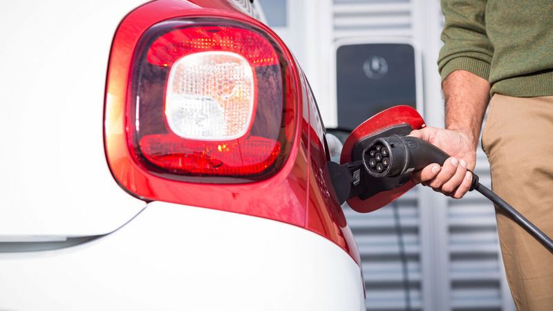Wenn Autohäuser E-Autos verkaufen oder auch als Vorführwagen vorhalten, können sie am THG-Quotenhandel teilhaben.