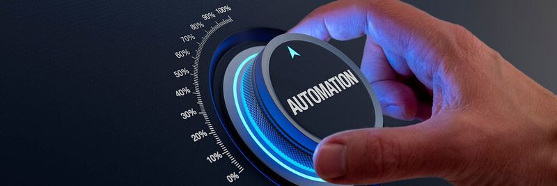 Nur eine intelligente Mischung aus automatisierten Lösungen und menschlicher Kreativität, Kompetenz und Kontrolle kann eine umfassende Cyberabwehr gewährleisten und Unternehmen vor kostspieligen Sicherheitsvorfällen bewahren.