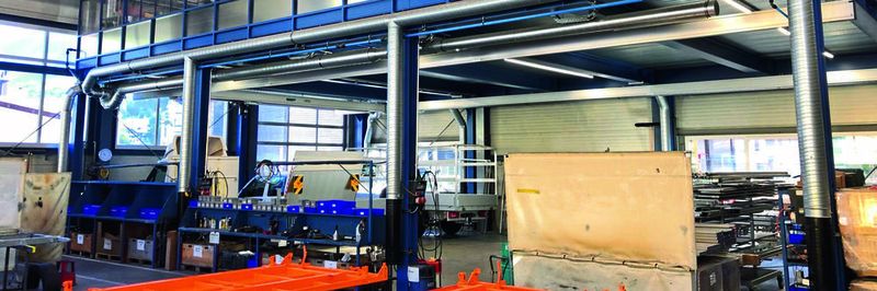 Auf dem neuen Hallen-Podest sind die insgesamt sieben Schweißarbeitsplätze untergebracht. Unter dem Podest wurde längsseits eine Ansaugrohrleitung montiert.