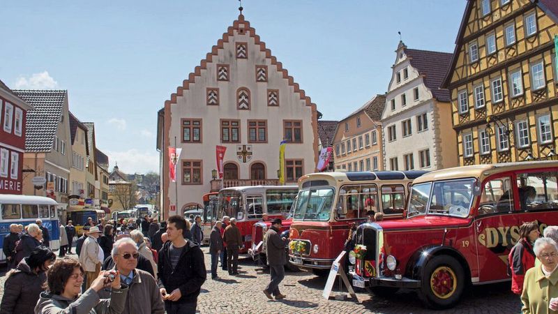 Nach sechs Jahren Pause treffen sich im unterfränkischen Bad Mergentheim wieder zahlreiche Teilnehmer zum 8. Internationalen Oldtimer-Bustreffen.