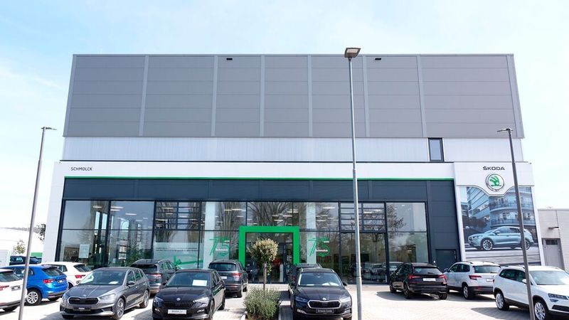 Der 2020 gebaute Skoda-Betrieb mit dem Räderlager im Dachgeschoss war das bislang letzte große Bauprojekt bei Schmolck.
