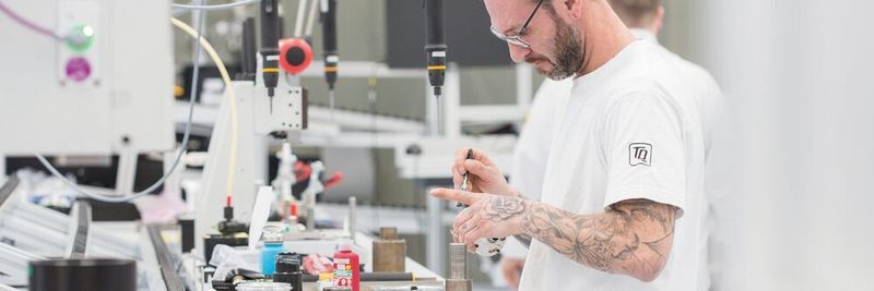 Mit intelligenten Montageplätzen lassen sich Durchlaufzeiten verbessern und Fehlerquoten reduzieren.