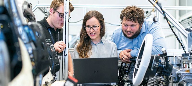 Die Corona-Krise hat den Nachwuchsmangel bei Fachkräften noch einmal kräftig verschärft: Betriebe haben Probleme, aktiv auf Schüler und Ausbildungssuchende zuzugehen. Während Ausschreibungen für KfZ-Mechatroniker noch sehr viele Bewerbungen erhalten, fehlt es vor allem an klassischen Elektrotechniker*innen.