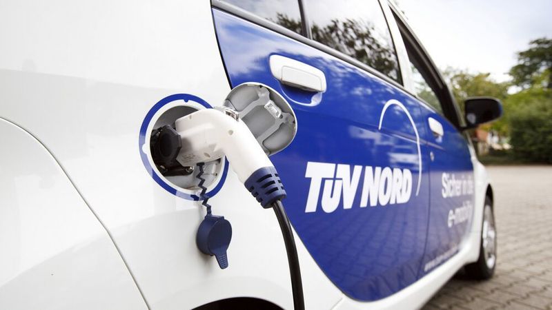 Der TÜV Nord baut seine Kompetenz in Sachen E-Mobilität aus: Derzeit läuft ein Verfahren zum Batterietest im Probebetrieb.