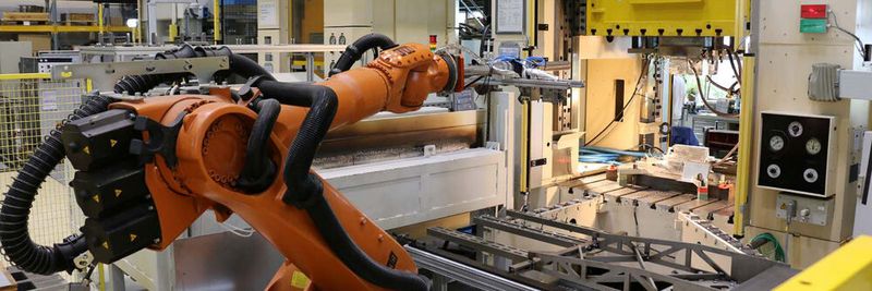 Presshärteprozess bei der Blechbearbeitung am Fraunhofer IWU in Chemnitz.