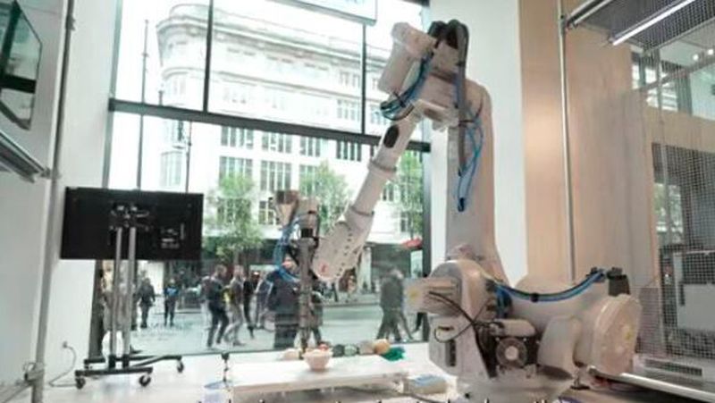 Die 3D-Druck-Installation soll Verbraucher anregen, darüber nachzudenken, wie Waren hergestellt werden und welche Auswirkungen die Produktion auf die Umwelt hat.