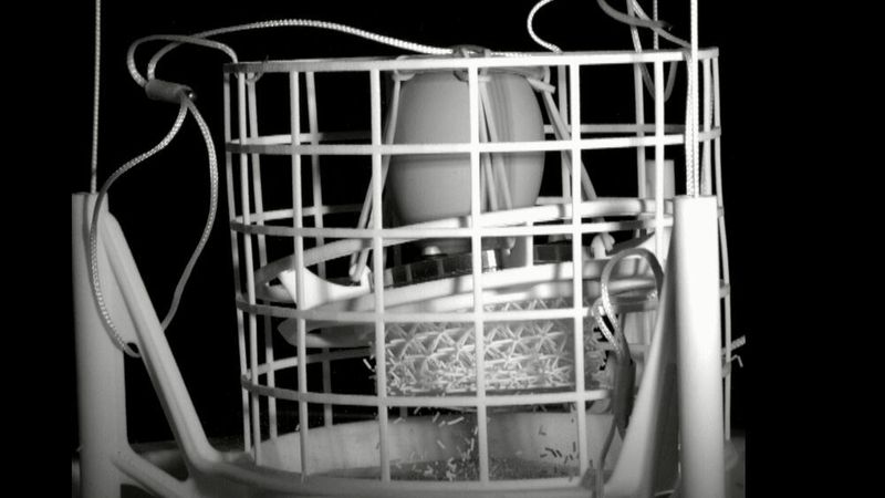 Sturz mit gelungener Dämpfung: Hier absorbierte die Gitterstruktur die Fallkräfte und ging kaputt. Das Ei aber blieb verschont. Ein Osterhase würde sich freuen.