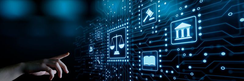 Ein Cyberangriff ist auch ein im Minenfeld juristischer Fallstricke. Um sich rechtssicher zu bewegen und gleichzeitig noch eine angemessene Abwehr des Angriffs zu ermöglichen, benötigt man Lösungen, die bereits im Vorfeld erarbeitet wurden.