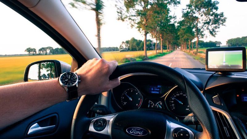 Die Mehrheit derjenigen, die eine Fahrerlaubnis besitzen, setzen sich täglich oder fast täglich hinters Steuer.