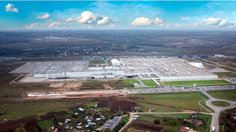 Die Stellantis-Produktion im russischen Kaluga – PSMA Rus – hat mit rund 2.700 Beschäftigten Kapazitäten für ein jährliches Volumen von bis zu 125.000 Einheiten.