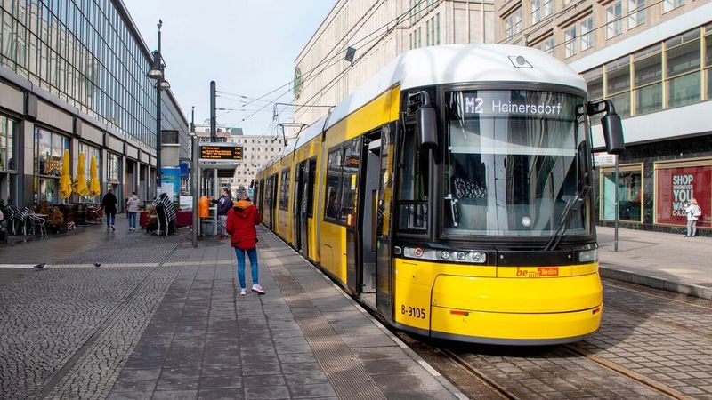 Vom 1. Juni an sollen Fahrgäste im öffentlichen Nahverkehr für 9 Euro pro Monat Busse und Bahnen nutzen können.
