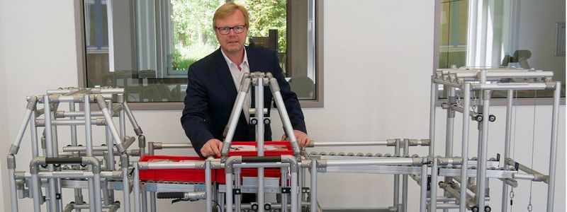Prof. Dr.-Ing. Volker Ahrens von der NORDAKADEMIE forscht über Karakuri/LCA und bringt die Methode seinen Studierenden näher