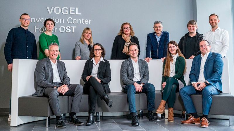 Die Jury des Automotive Business Awards besteht aus Vertreterinnen und Vertretern von »kfz-betrieb« und den Businesspartnern Bank Deutsches Kraftfahrzeuggewerbe, CG Car-Garantie Versicherungs-AG, Loco-Soft, Mobile.de und TÜV Nord Mobilität.