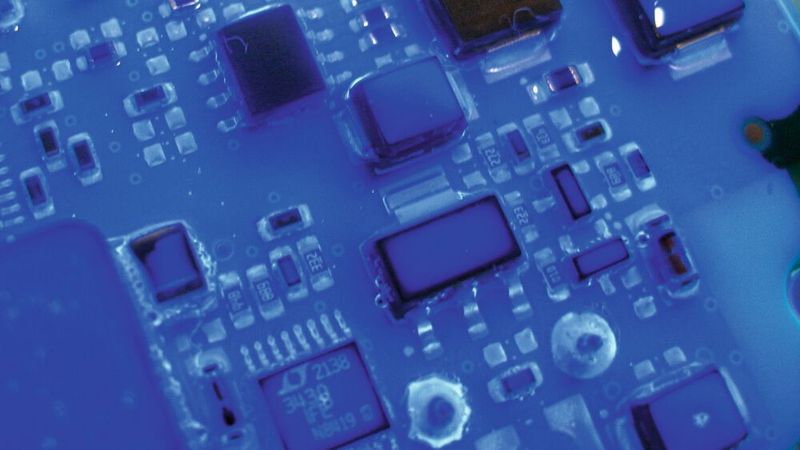 Bild 1: Eine dünne transparente Schutzschicht ermöglicht auch nach dem Lackieren noch eine visuelle Inspektion der elektronischen Baugruppe und schützt gleichzeitig vor äußeren Einflüssen.